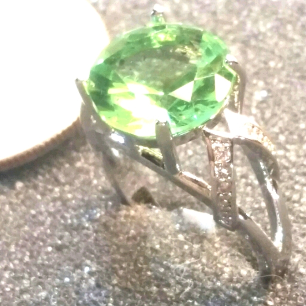 Green Amethyst round center stone ring in silver - Picture 5 of 8